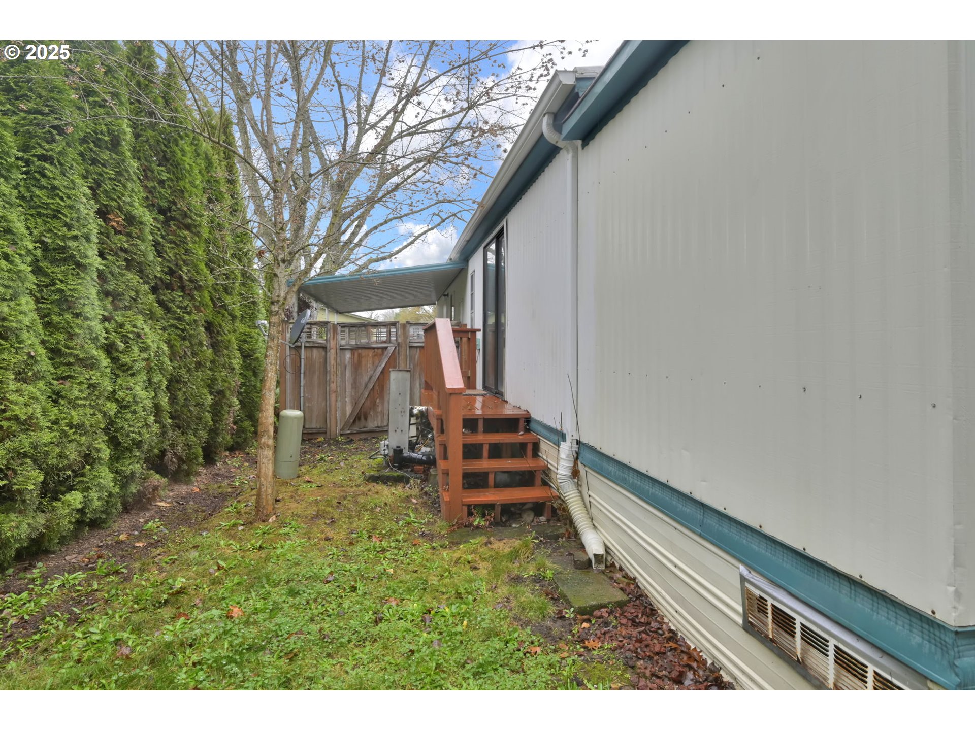 1475 Green Acres Road, Unit 13 Eugene, OR 97408 - Photo 33 of 39 a backyard of a house with outdoor seating