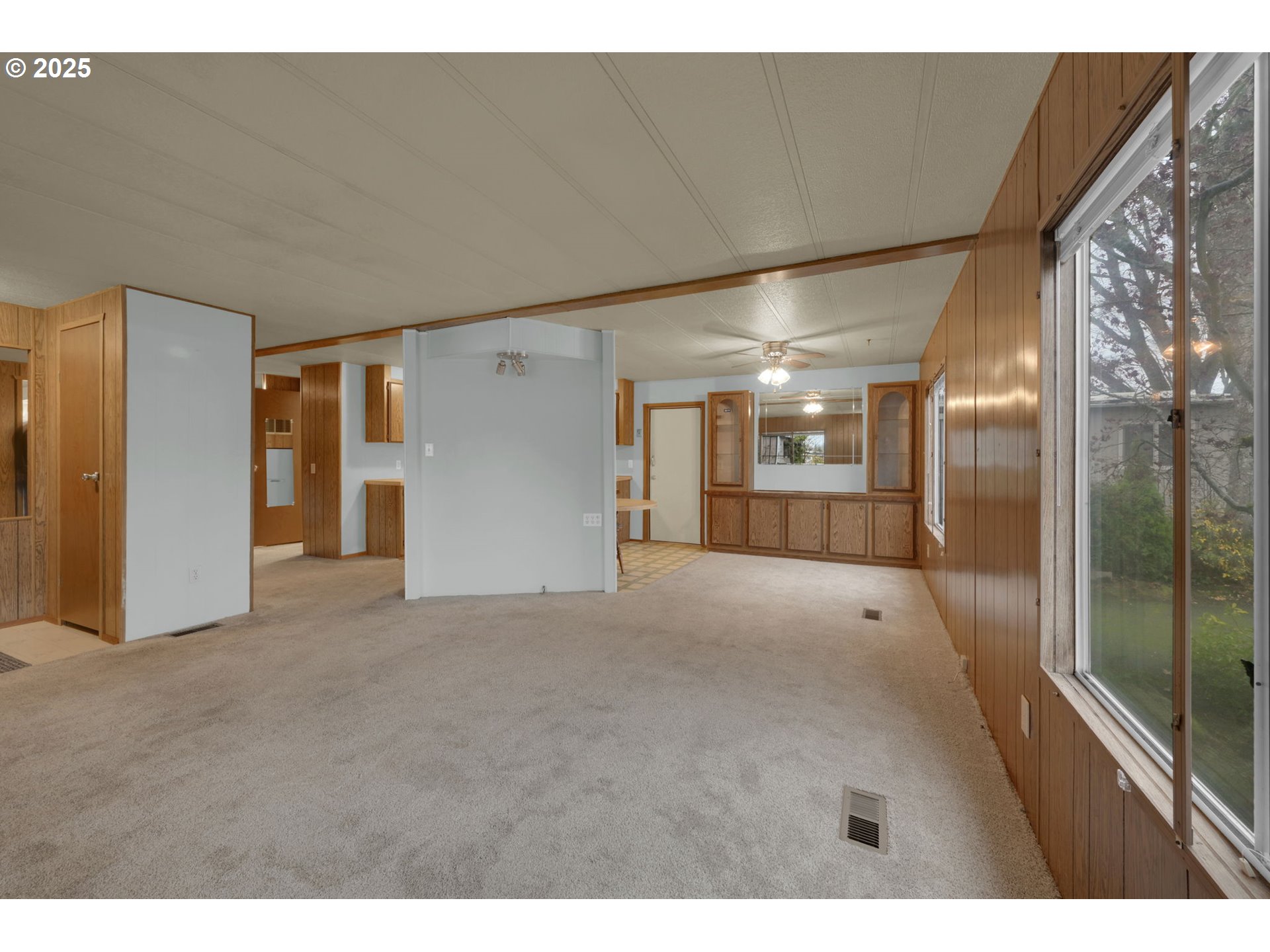 1475 Green Acres Road, Unit 13 Eugene, OR 97408 - Photo 8 of 39 a view of an empty room