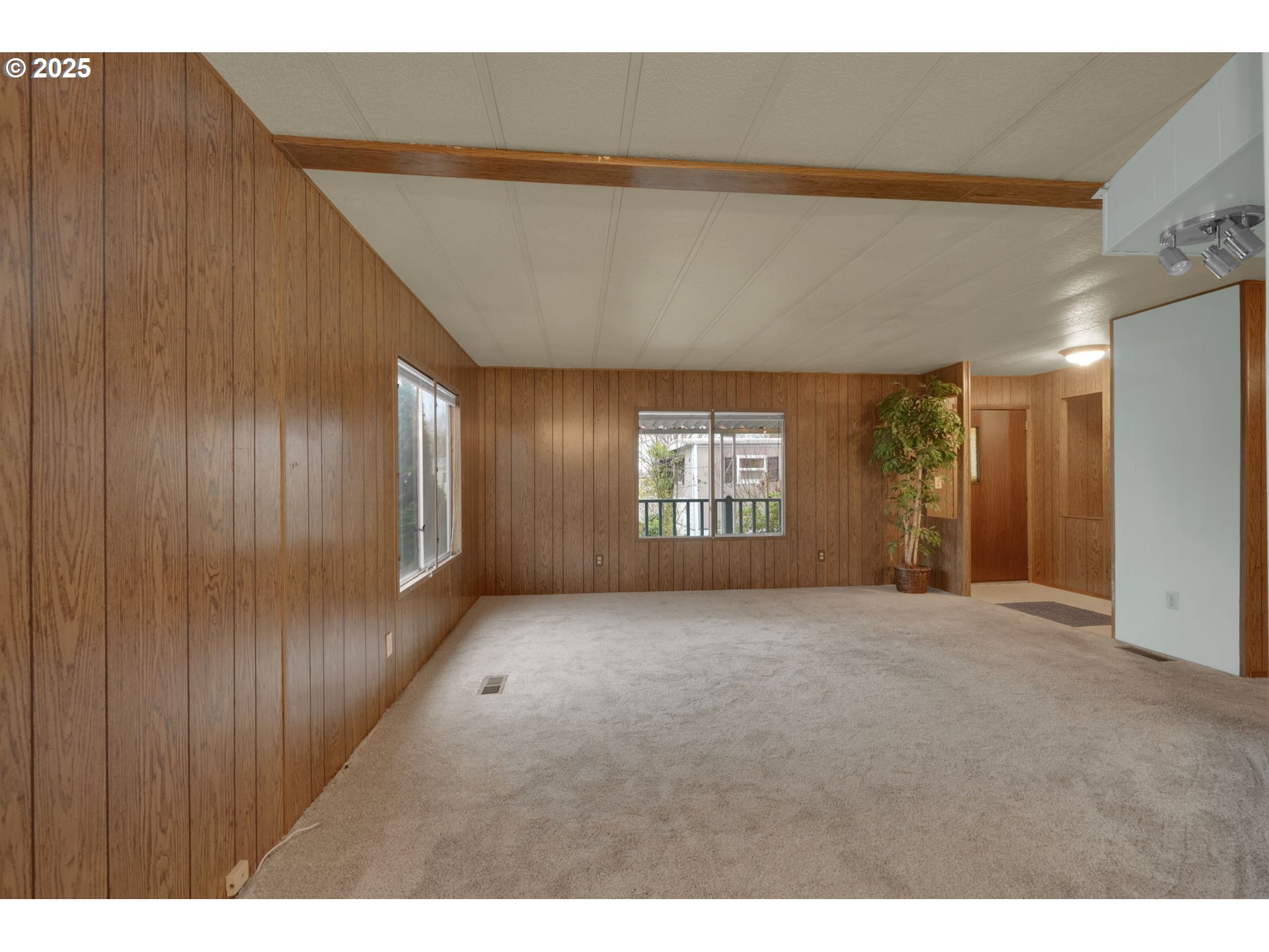 1475 Green Acres Road, Unit 13 Eugene, OR 97408 - Photo 10 of 39 a view of entryway