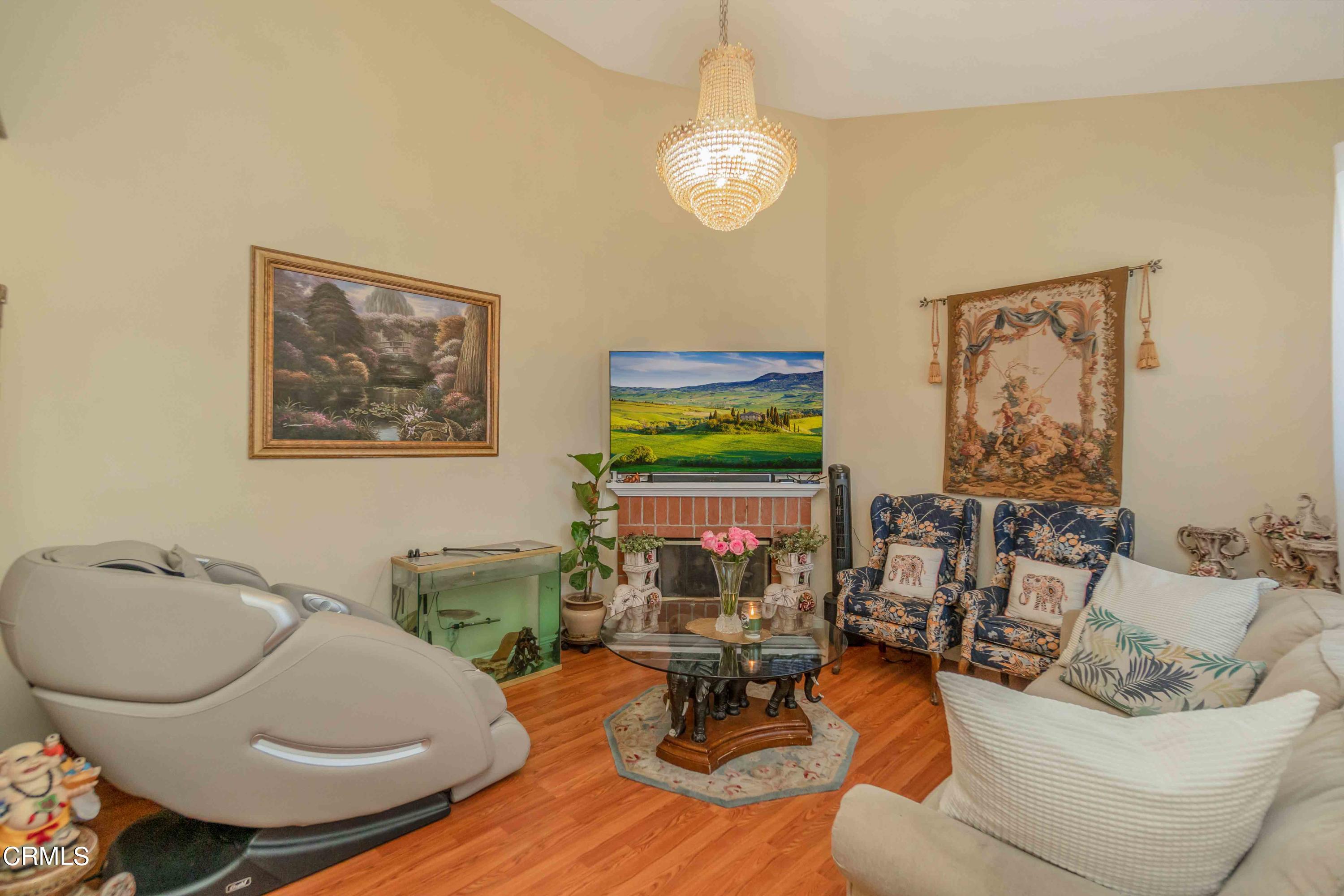 432 Johnson Road Oxnard, CA 93033 - Photo 16 of 40 a living room with furniture and a mirror