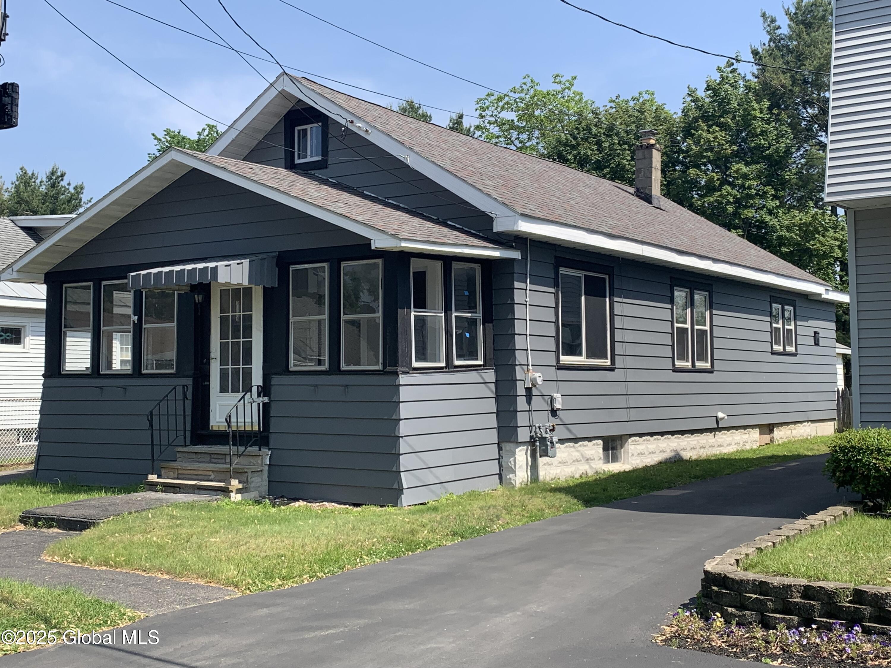 618 Poutre Avenue Rotterdam, NY 12306 - Photo 3 of 28 IMG_0514