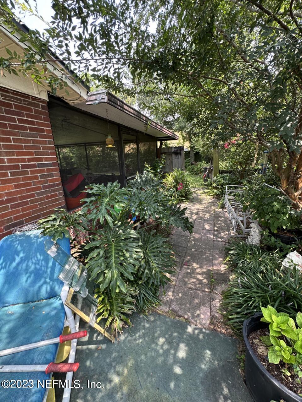 4479 Vinton Road Jacksonville, FL 32207 - Photo 38 of 45 a backyard of a house with lots of green space