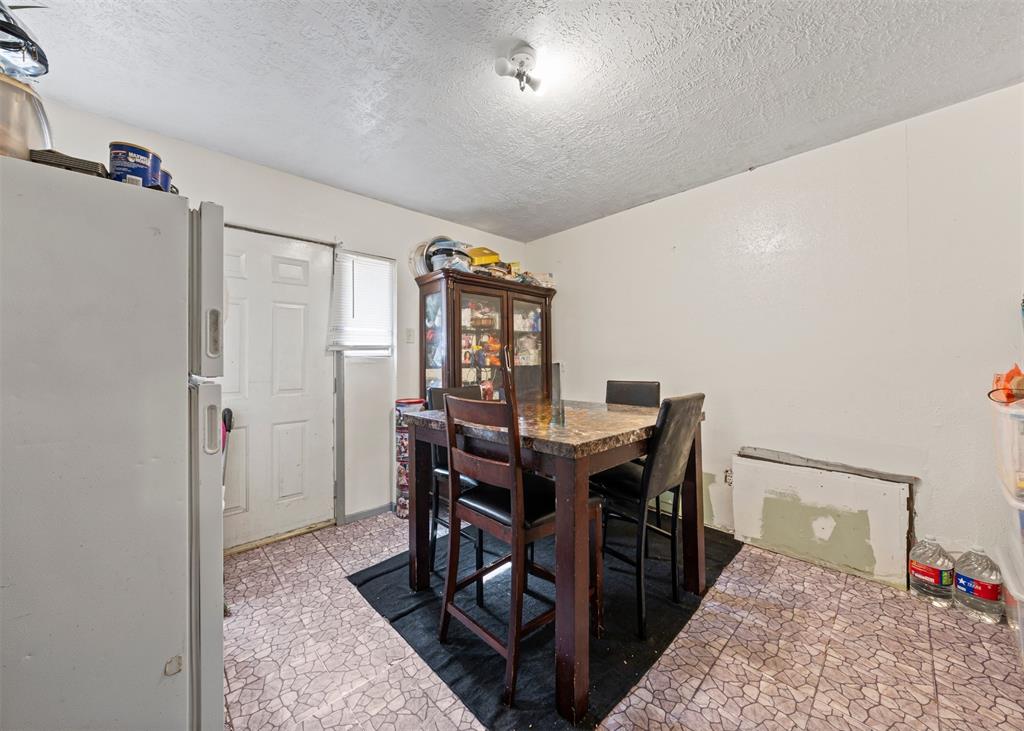 520 Quaid Street Marlin, TX 76661 - Photo 4 of 9 a view of a dining room with furniture
