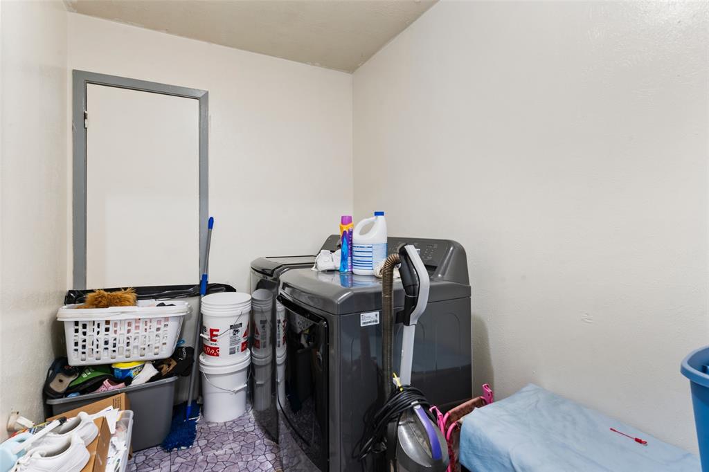 520 Quaid Street Marlin, TX 76661 - Photo 8 of 9 a view of workspace with a baby crib