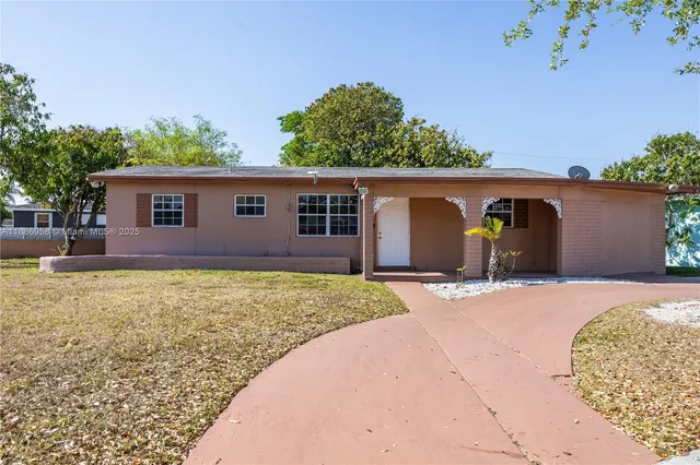 a front view of house with yard