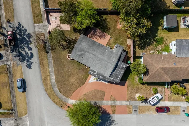 an aerial view of a house with yard swimming pool and outdoor seating