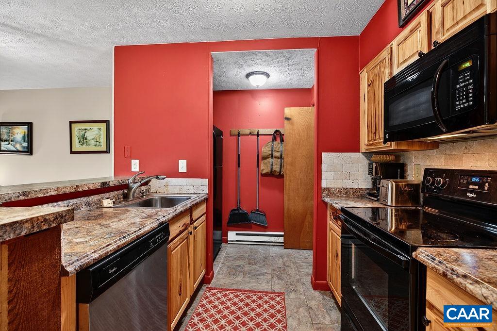 2231 Tanners Ridge Wintergreen, VA 22967 - Photo 9 of 30 a kitchen with a stove and a microwave