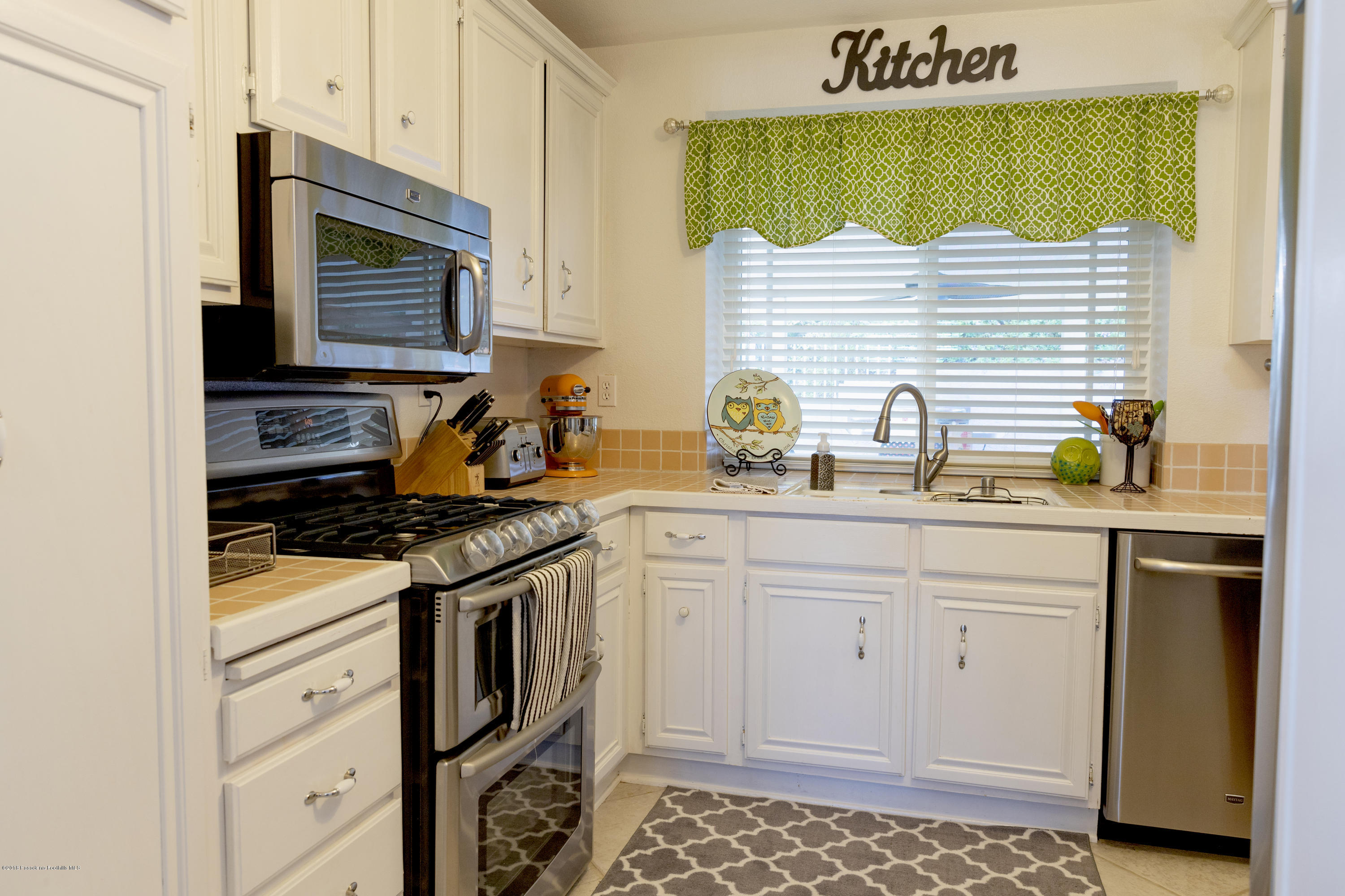 6132 Muscat Place Rancho Cucamonga, CA 91737 - Photo 4 of 18 kitchen1