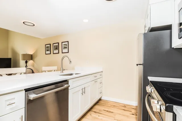 $339,500 | 8 Montrose Drive, Unit 8, Stratham, NH 03885