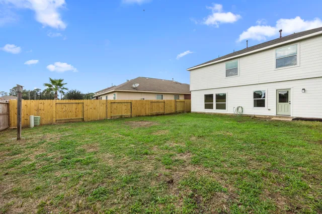 a view of a house with a backyard