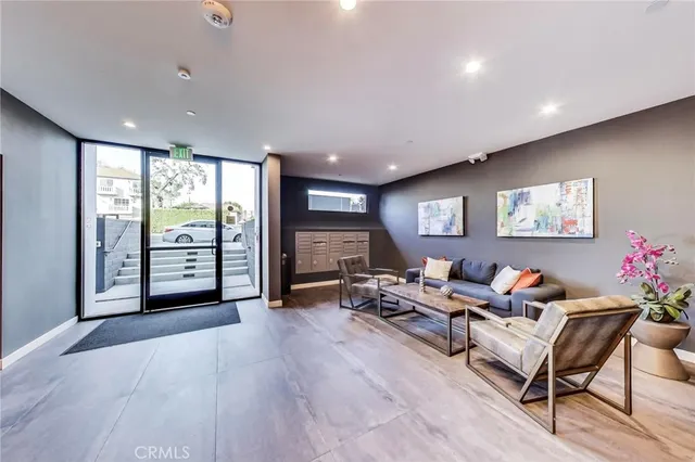 a view of livingroom with furniture and ceiling fan