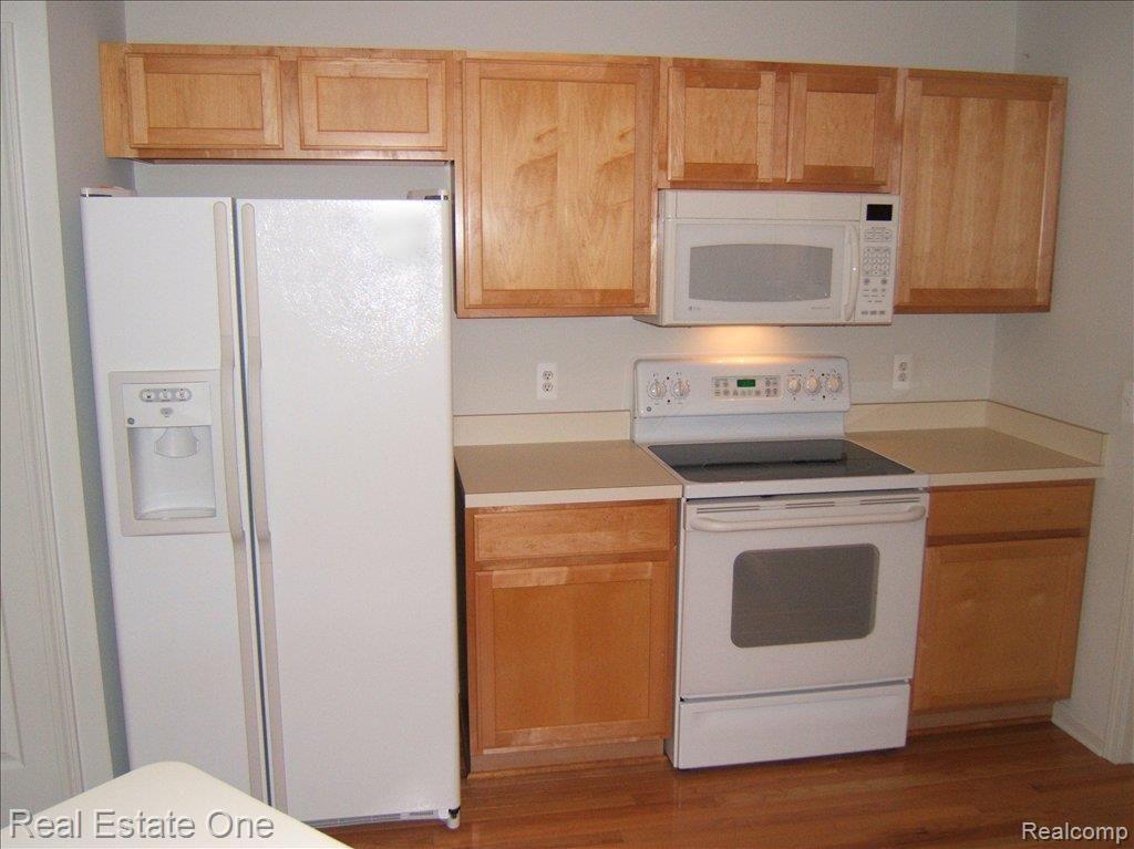 83 Sedum Road, Unit 142 Howell, MI 48843 - Photo 10 of 23 Stove&Fridge