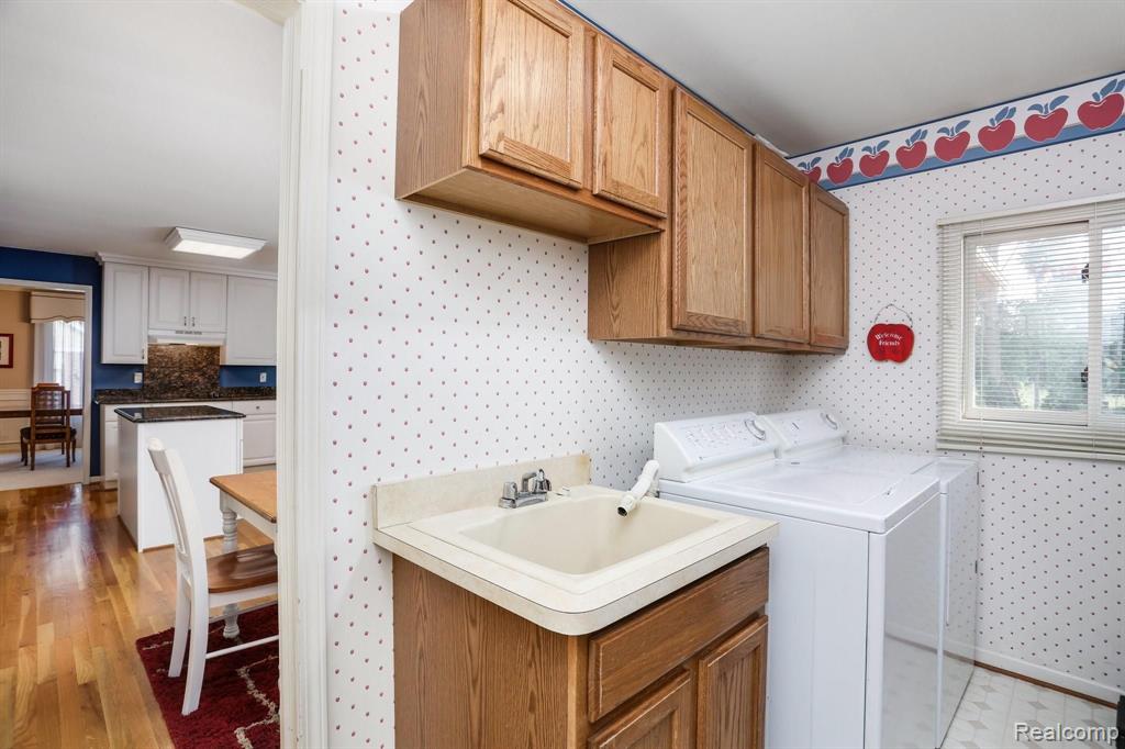 2104 Lakeside Road Troy, MI 48085 - Photo 16 of 38