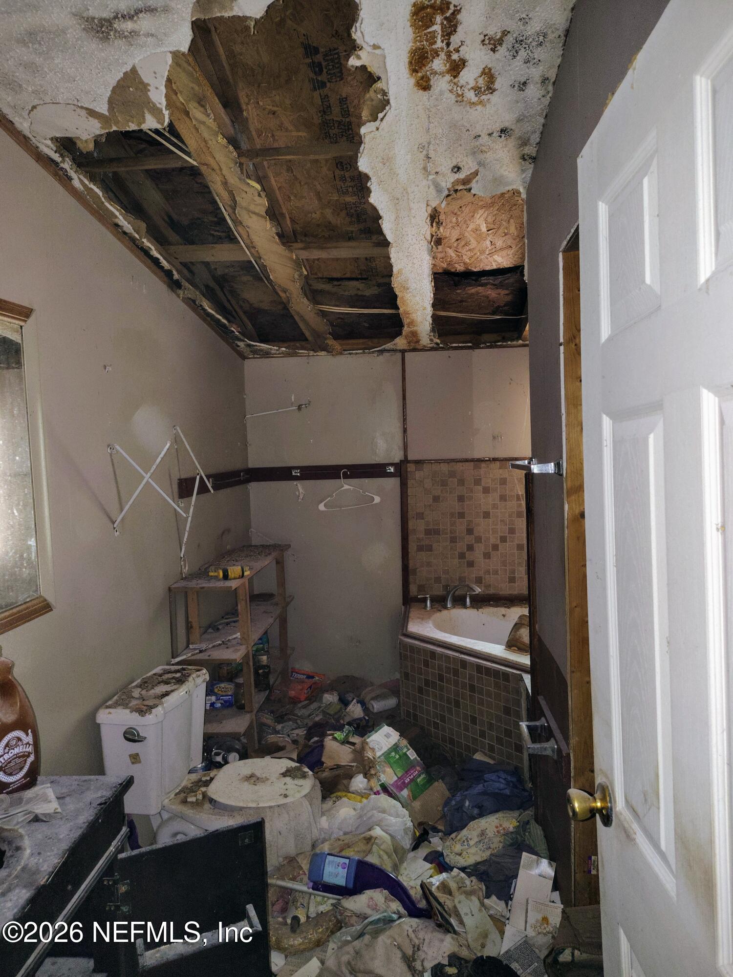 7202 Notre Dame Street Keystone Heights, FL 32656 - Photo 13 of 16 a bathroom with a toilet
