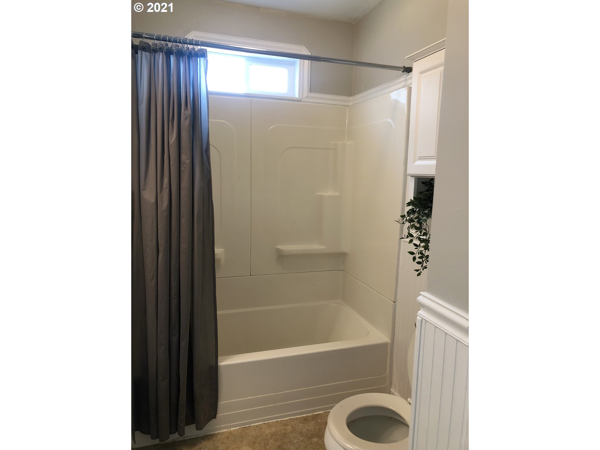 924 Southwest Goodwin Place Pendleton, OR 97801 - Photo 11 of 23 a bathroom with a shower and a bathtub