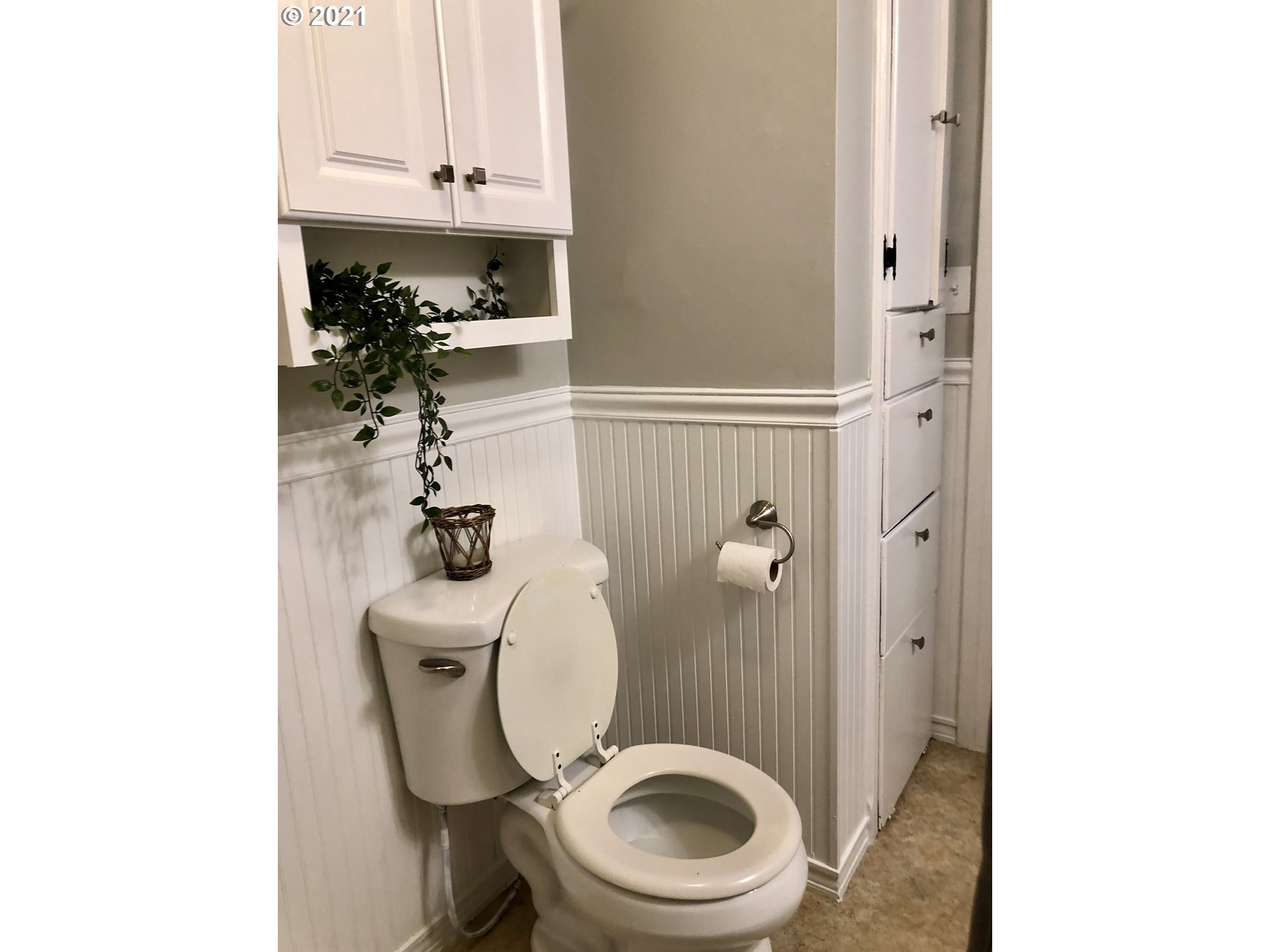 924 Southwest Goodwin Place Pendleton, OR 97801 - Photo 12 of 23 a bathroom with a toilet and a sink