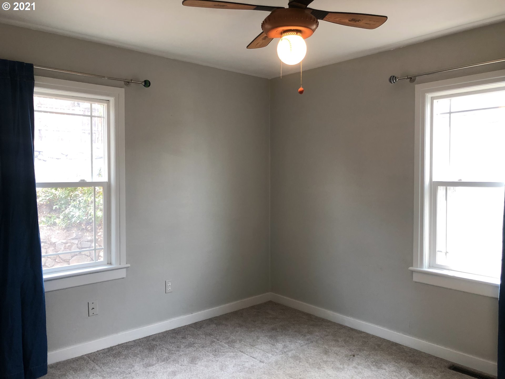 924 Southwest Goodwin Place Pendleton, OR 97801 - Photo 14 of 23 an empty room with a window