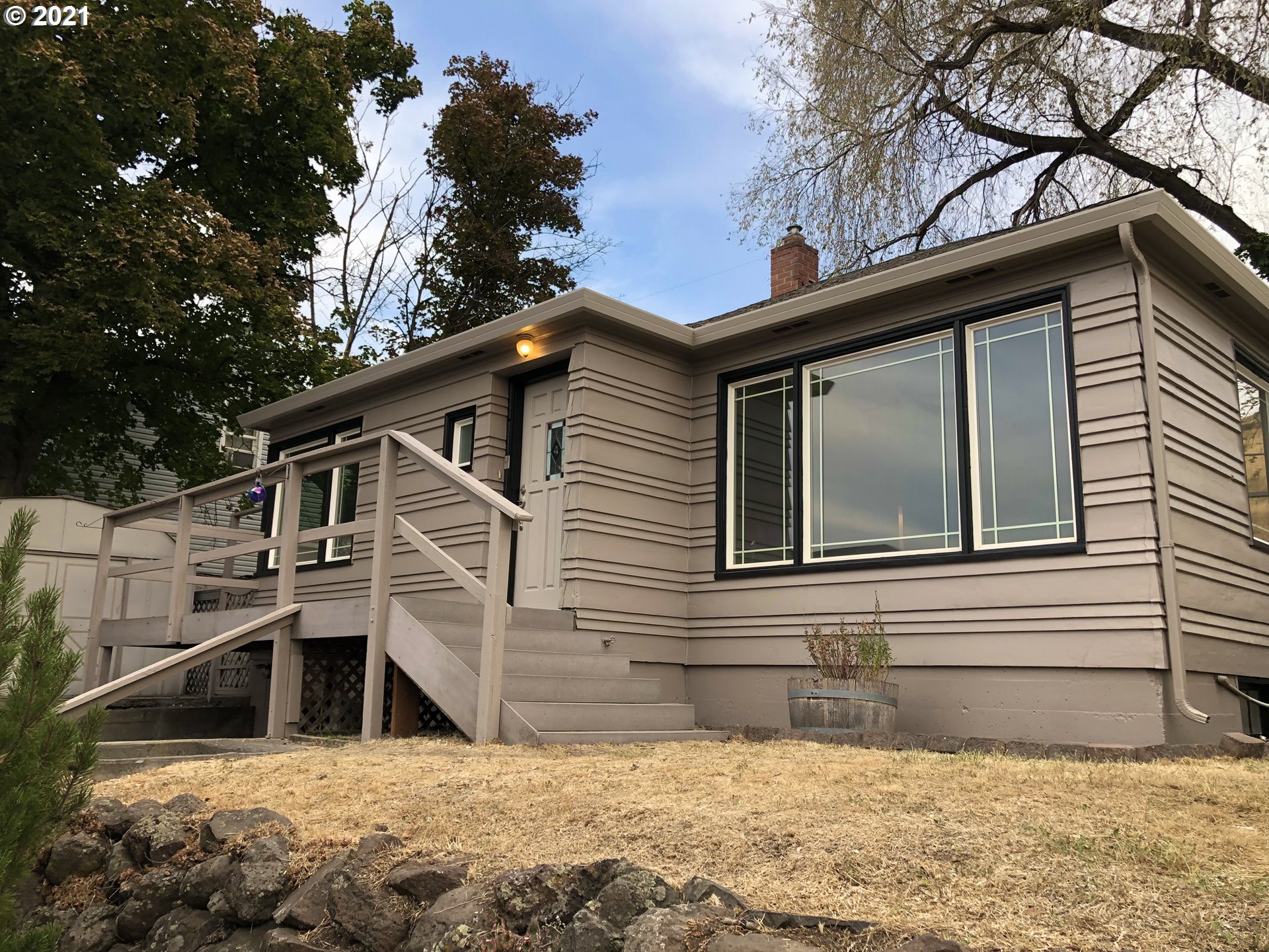 924 Southwest Goodwin Place Pendleton, OR 97801 - Photo 2 of 23 a front view of a house with a yard