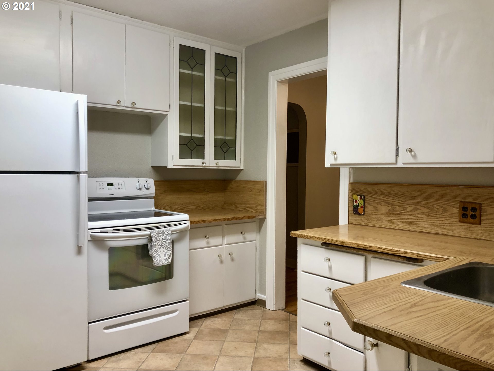924 Southwest Goodwin Place Pendleton, OR 97801 - Photo 7 of 23 a kitchen with a stove and a refrigerator