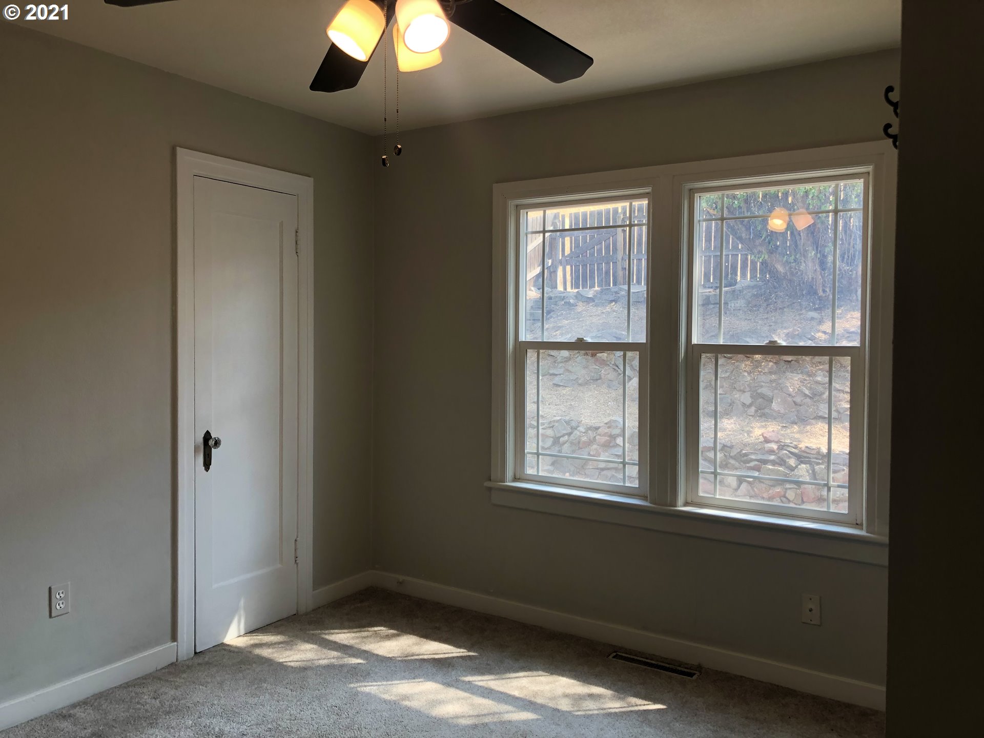 924 Southwest Goodwin Place Pendleton, OR 97801 - Photo 9 of 23 a view of an empty room with a window