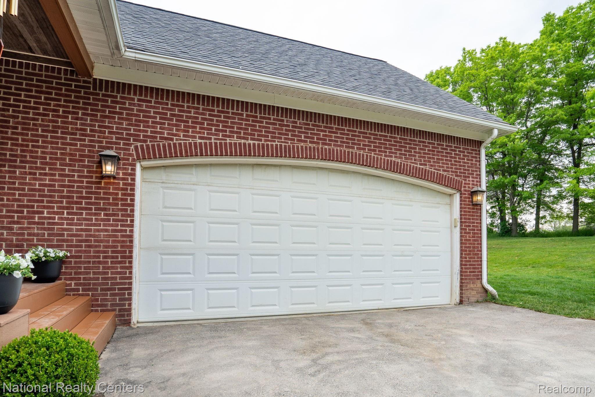 1280 Inwood Road Rochester, MI 48306 - Photo 4 of 47 3 car garage