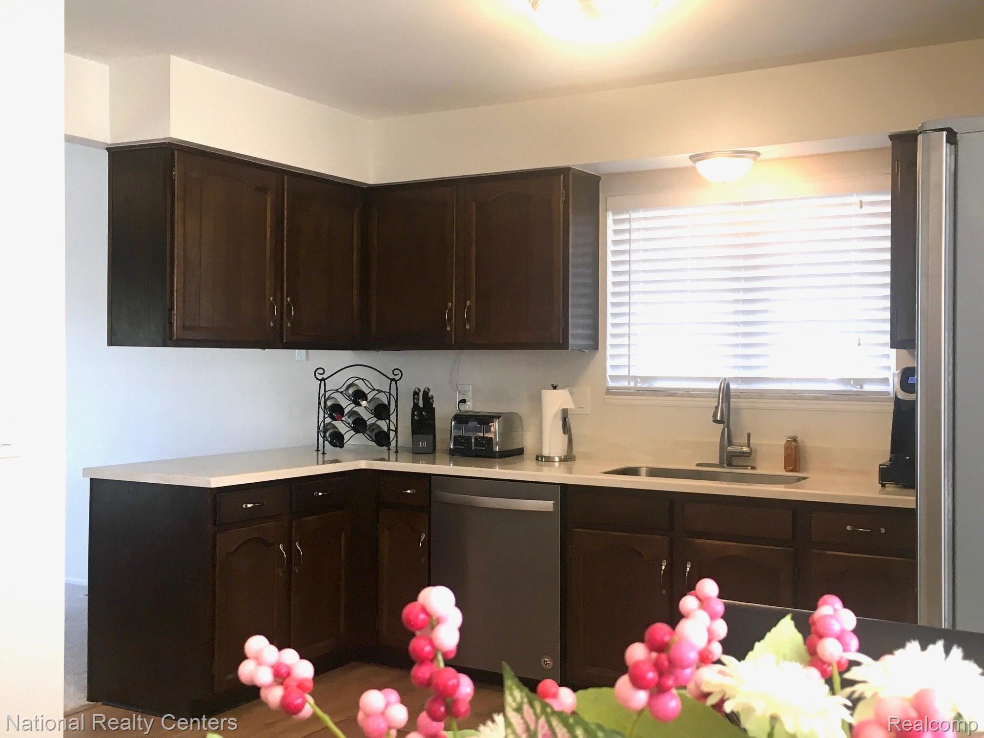 460 Coldiron Drive Rochester, MI 48307 - Photo 9 of 44 Kitchen