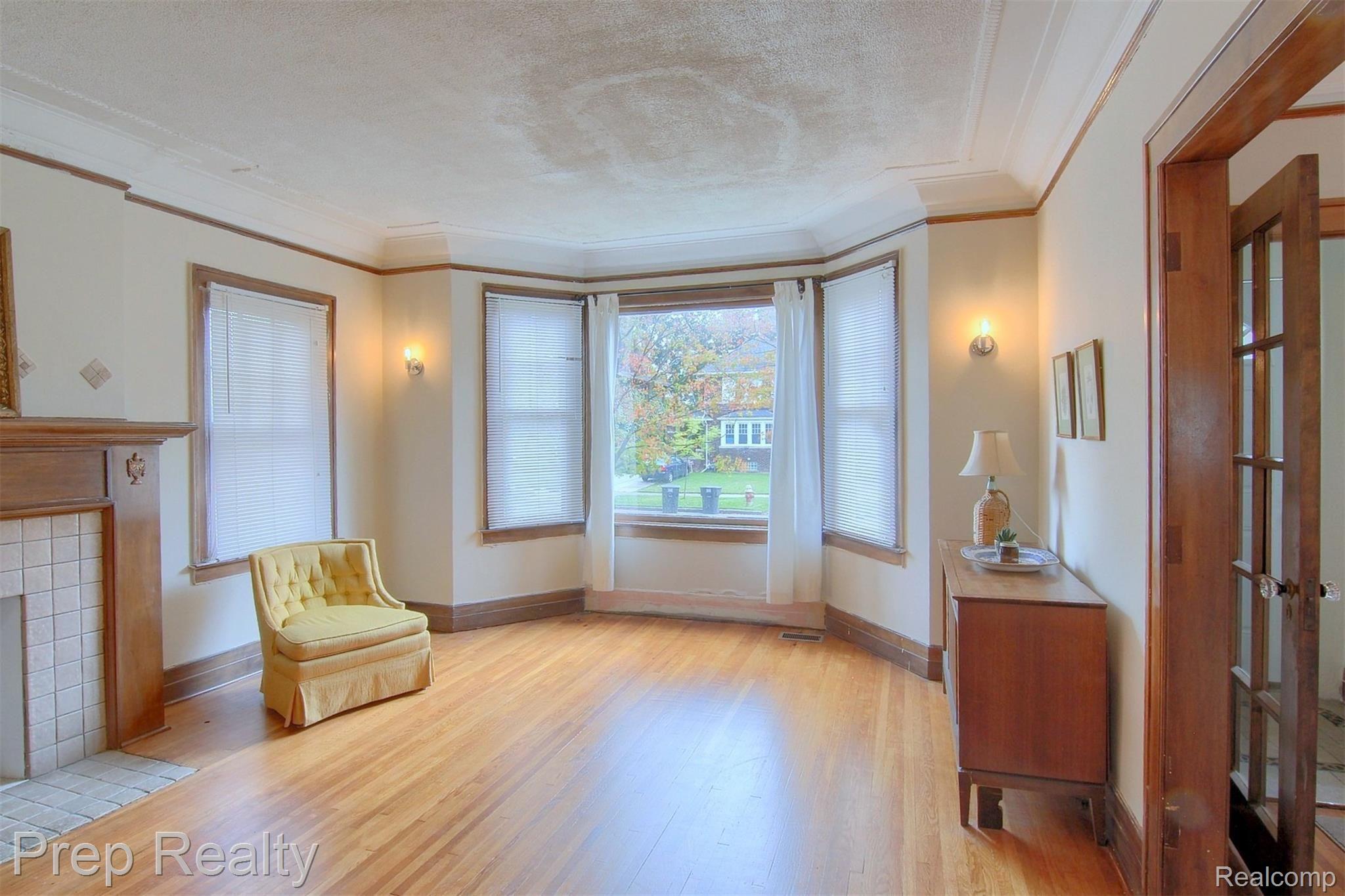 2000 Atkinson Street Detroit, MI 48206 - Photo 6 of 27 6-Living Room.jpg