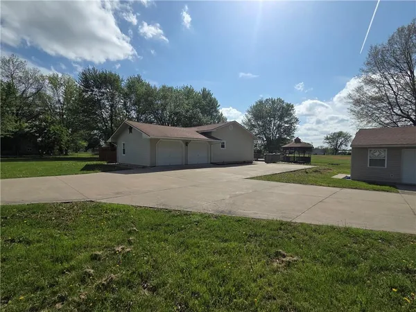 $320,000 | 129 Northwest 251 Road, Clinton, MO 64735