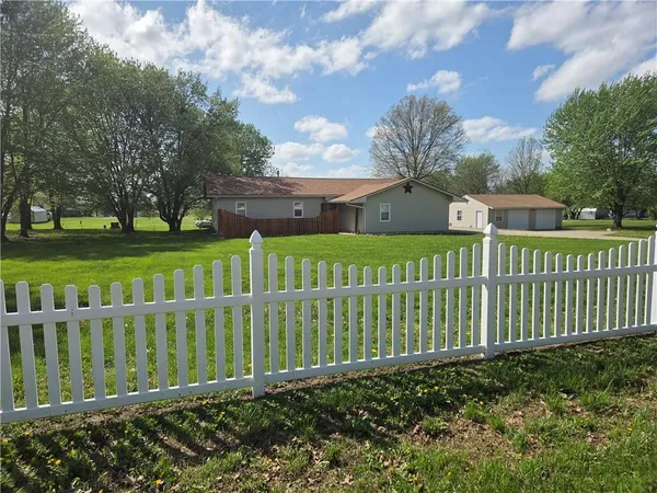 $320,000 | 129 Northwest 251 Road, Clinton, MO 64735