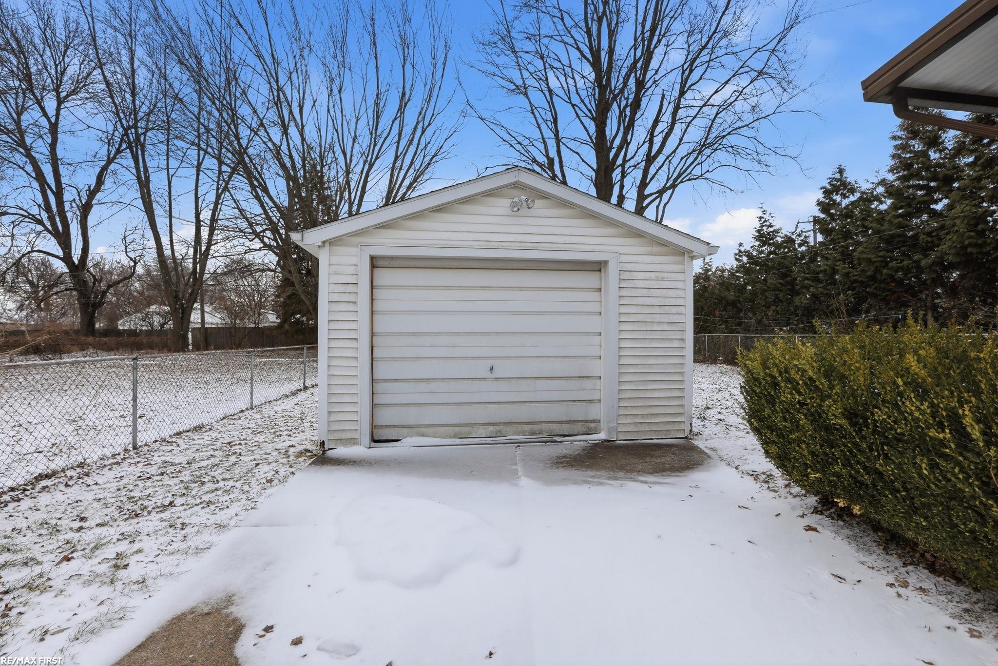 7220 Stephens Road Center Line, MI 48015 - Photo 21 of 23
