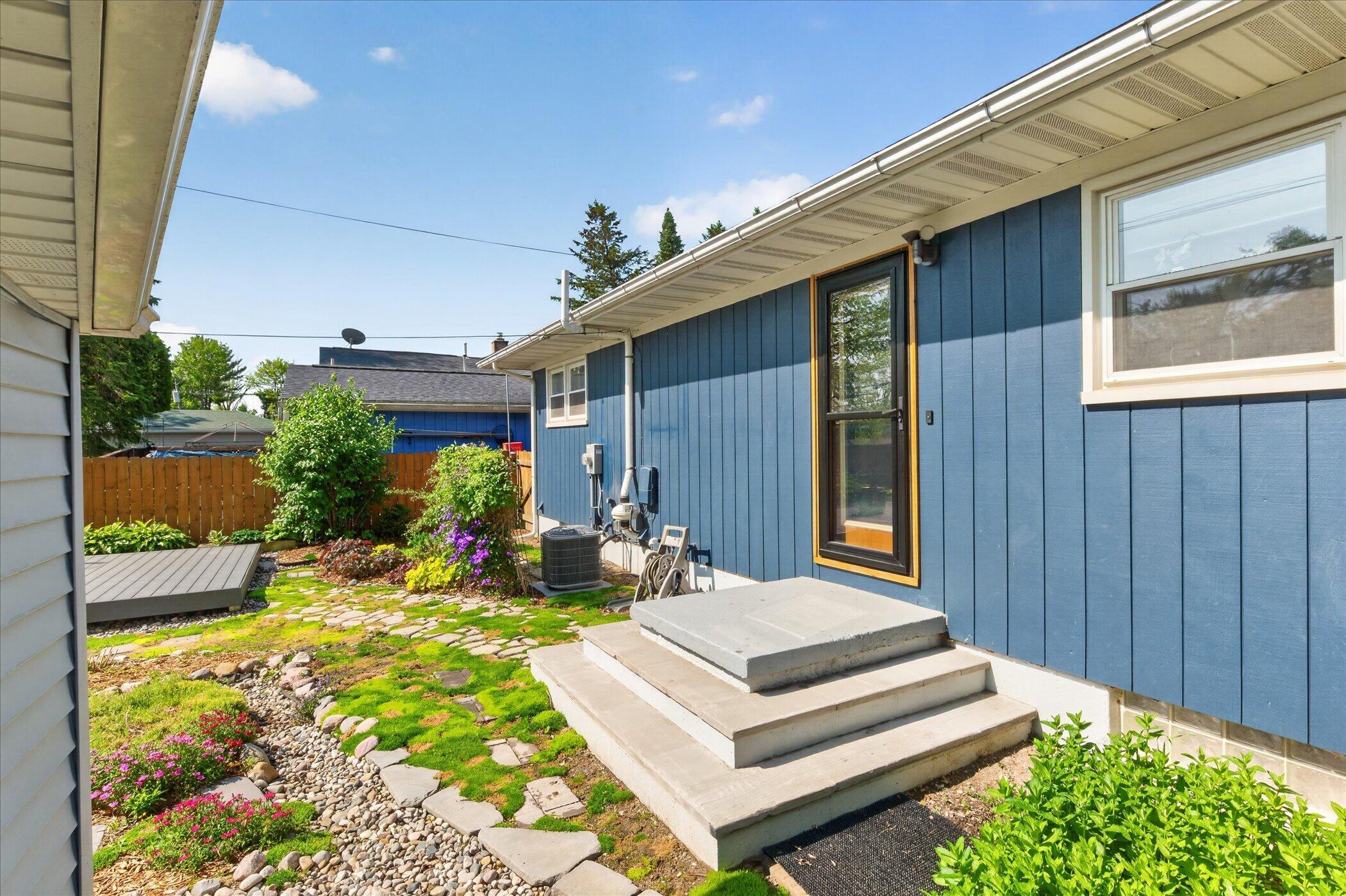 900 Pomona Road Ann Arbor, MI 48103 - Photo 44 of 60 44-900-Pomona-Rd-WindowStill