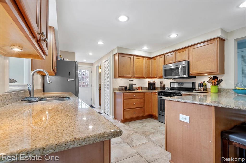 20558 Meridian Road Grosse Ile, MI 48138 - Photo 9 of 26