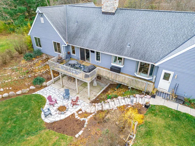 a view of a yard in front of house