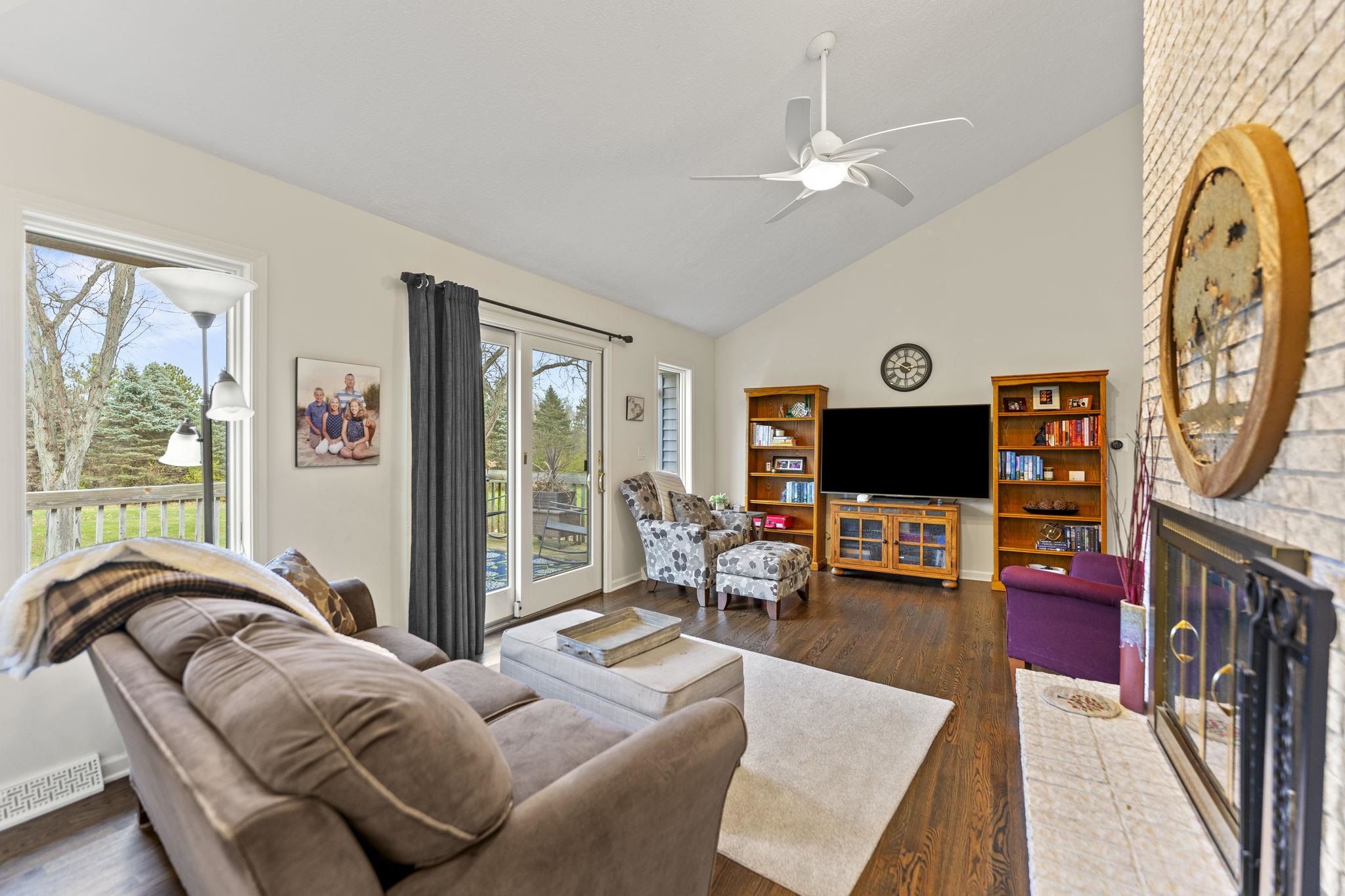 1628 Riverside Road Belvidere, IL 61008 - Photo 10 of 47 a living room with furniture and a flat screen tv