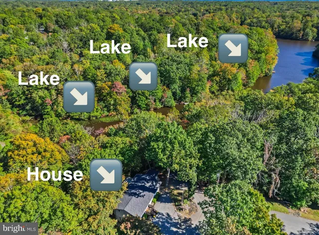 a sign that is sitting on a brick wall