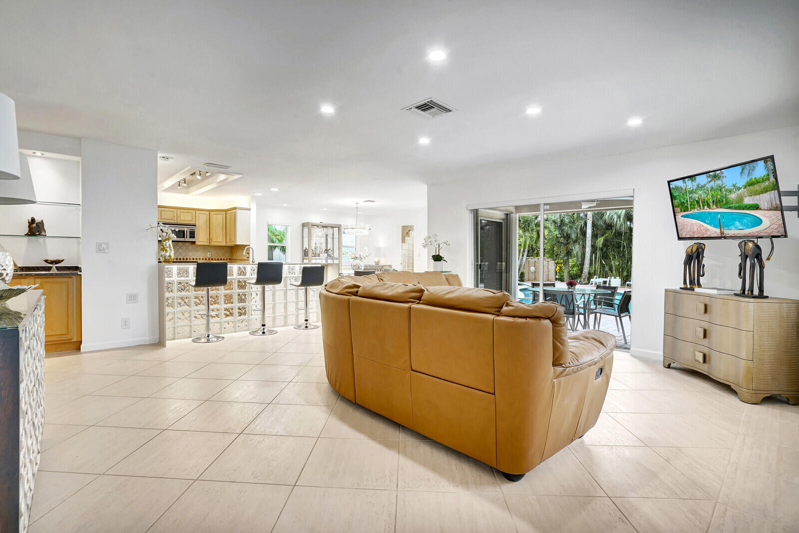 290 East Fern Drive Boca Raton, FL 33432 - Photo 8 of 51 Living Room