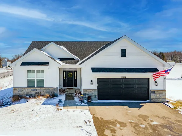 $389,900 | 10002 Woodland Drive, Hebron, IL 60034