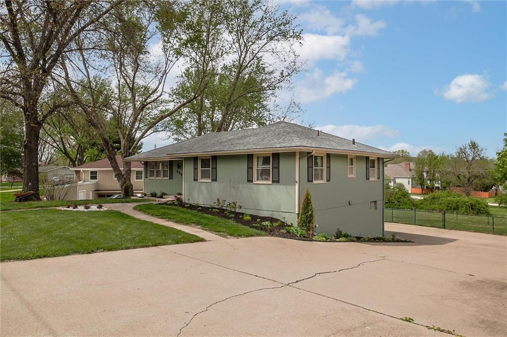 546 McDonald Road Leavenworth, KS 66048 - Photo 2 of 30