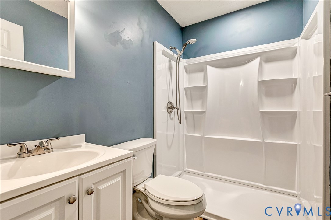 7458 Rural Point Court Mechanicsville, VA 23116 - Photo 21 of 38 First floor full bathroom