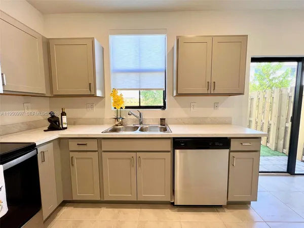 $2,645 | 429 Northeast 12th Street, Florida City, FL 33034