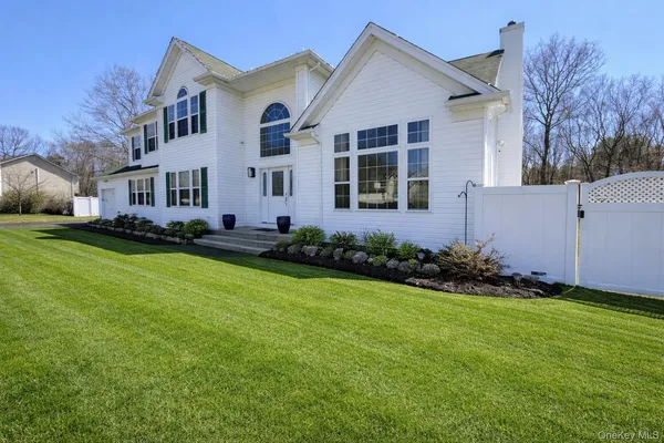 $874,999 | 180 Country Road, Medford, NY 11763