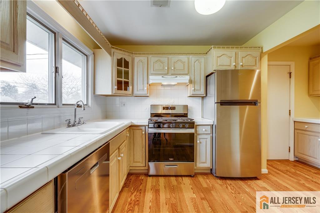 192 Kendall Road Kendall Park, NJ 08824 - Photo 5 of 23 Gallery Image 5