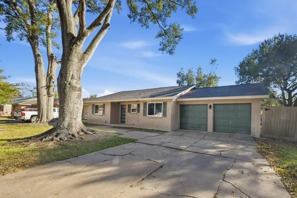 $2,350 | 5002 Cedar Creek Drive, Dickinson, TX 77539