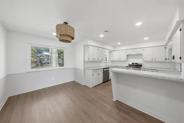 $2,350 | 5002 Cedar Creek Drive, Dickinson, TX 77539