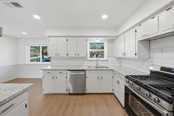 $2,350 | 5002 Cedar Creek Drive, Dickinson, TX 77539