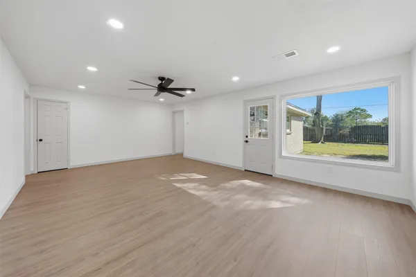 $2,350 | 5002 Cedar Creek Drive, Dickinson, TX 77539