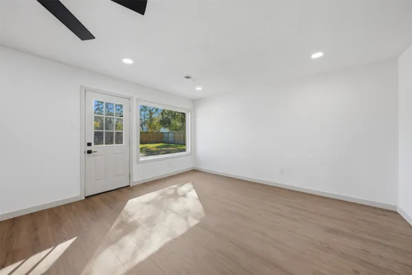 $2,350 | 5002 Cedar Creek Drive, Dickinson, TX 77539