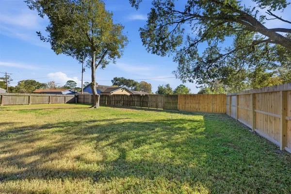 $2,350 | 5002 Cedar Creek Drive, Dickinson, TX 77539