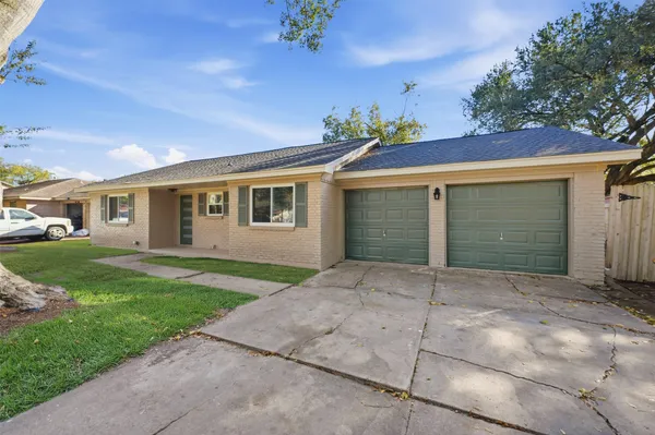 $2,350 | 5002 Cedar Creek Drive, Dickinson, TX 77539