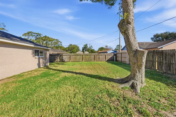 $2,350 | 5002 Cedar Creek Drive, Dickinson, TX 77539